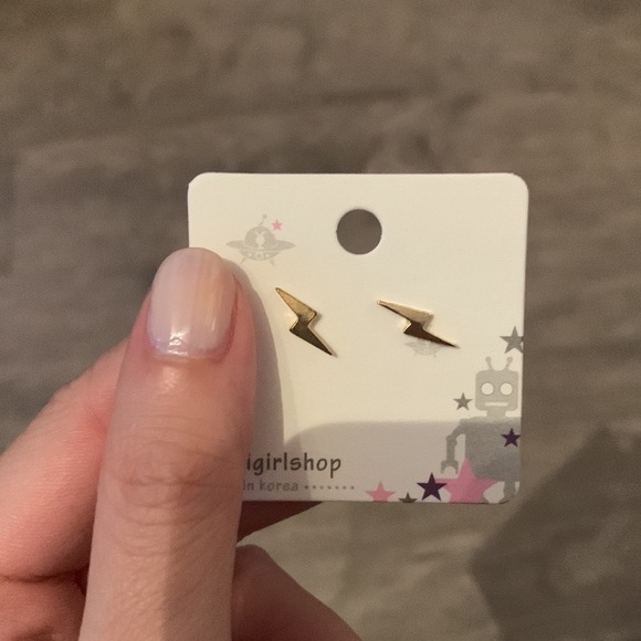 Brand new dainty gold thunderbolt studs - Picture 2 of 4